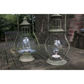 bougie d'extérieur dans une lanterne ancienne en verre et métal